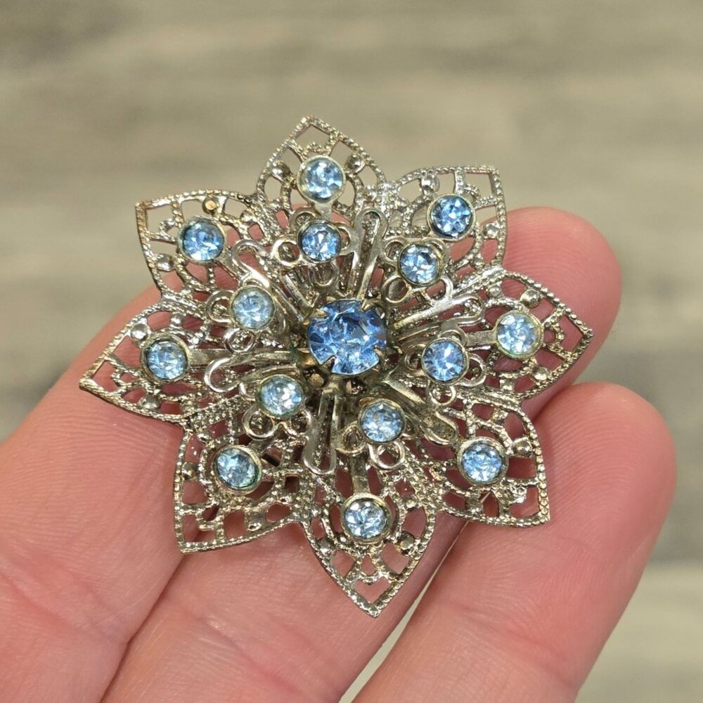 Vintage Blue Rhinestone Flower Brooch Silver Tone Filigree Mid Century - Picture 2 of 10